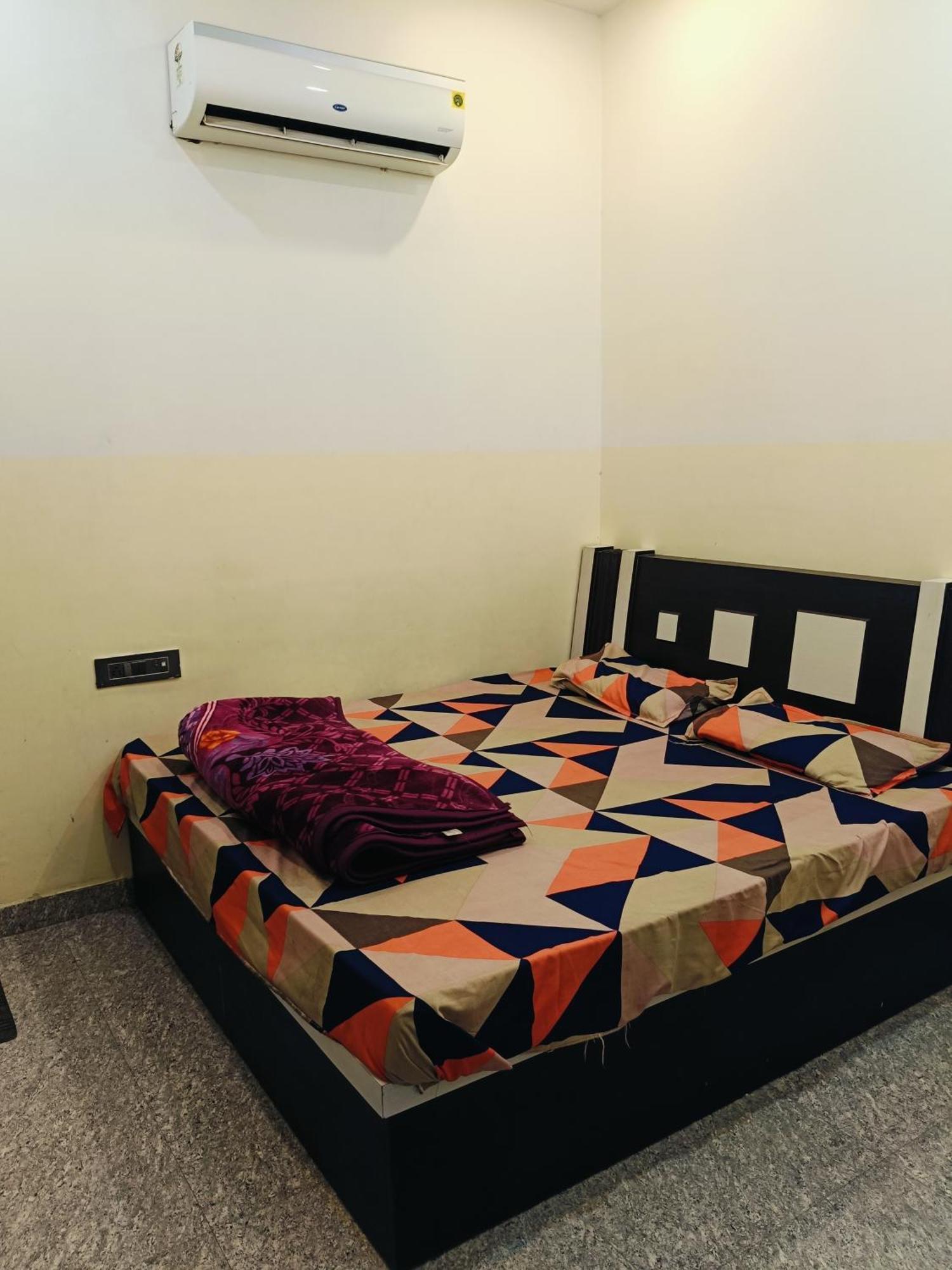 Jai Hanuman Guest House Palsana  Buitenkant foto