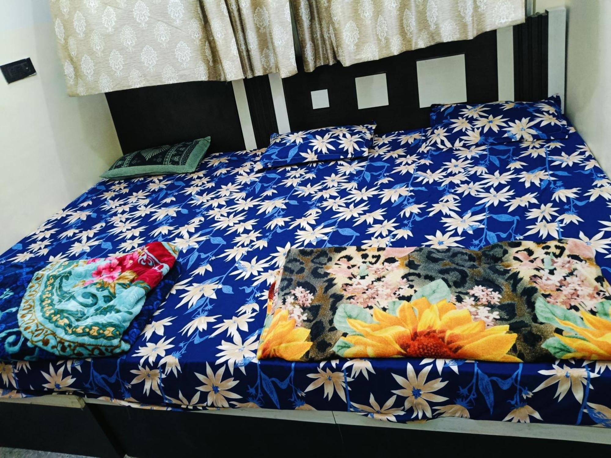 Jai Hanuman Guest House Palsana  Buitenkant foto