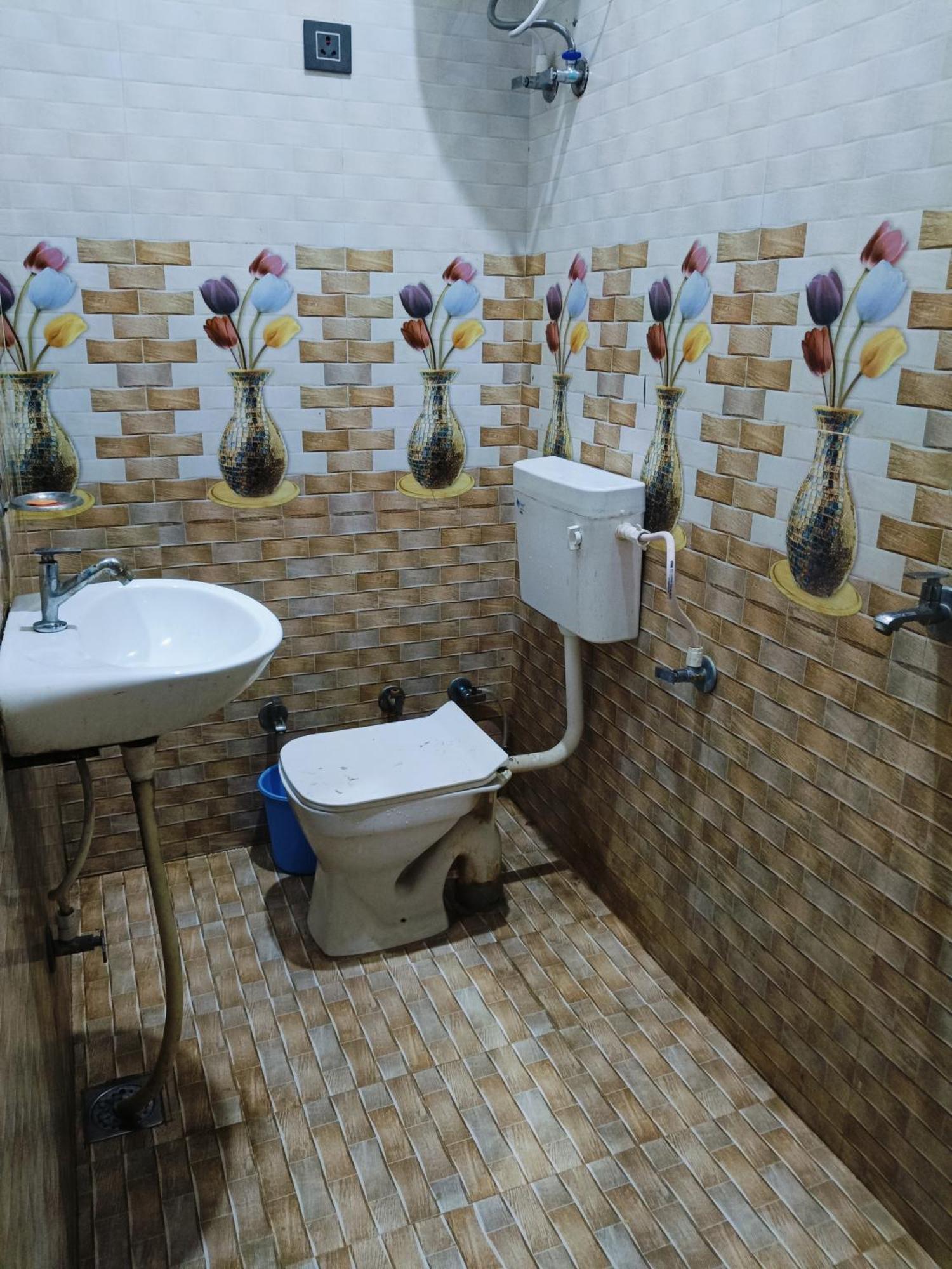 Jai Hanuman Guest House Palsana  Buitenkant foto